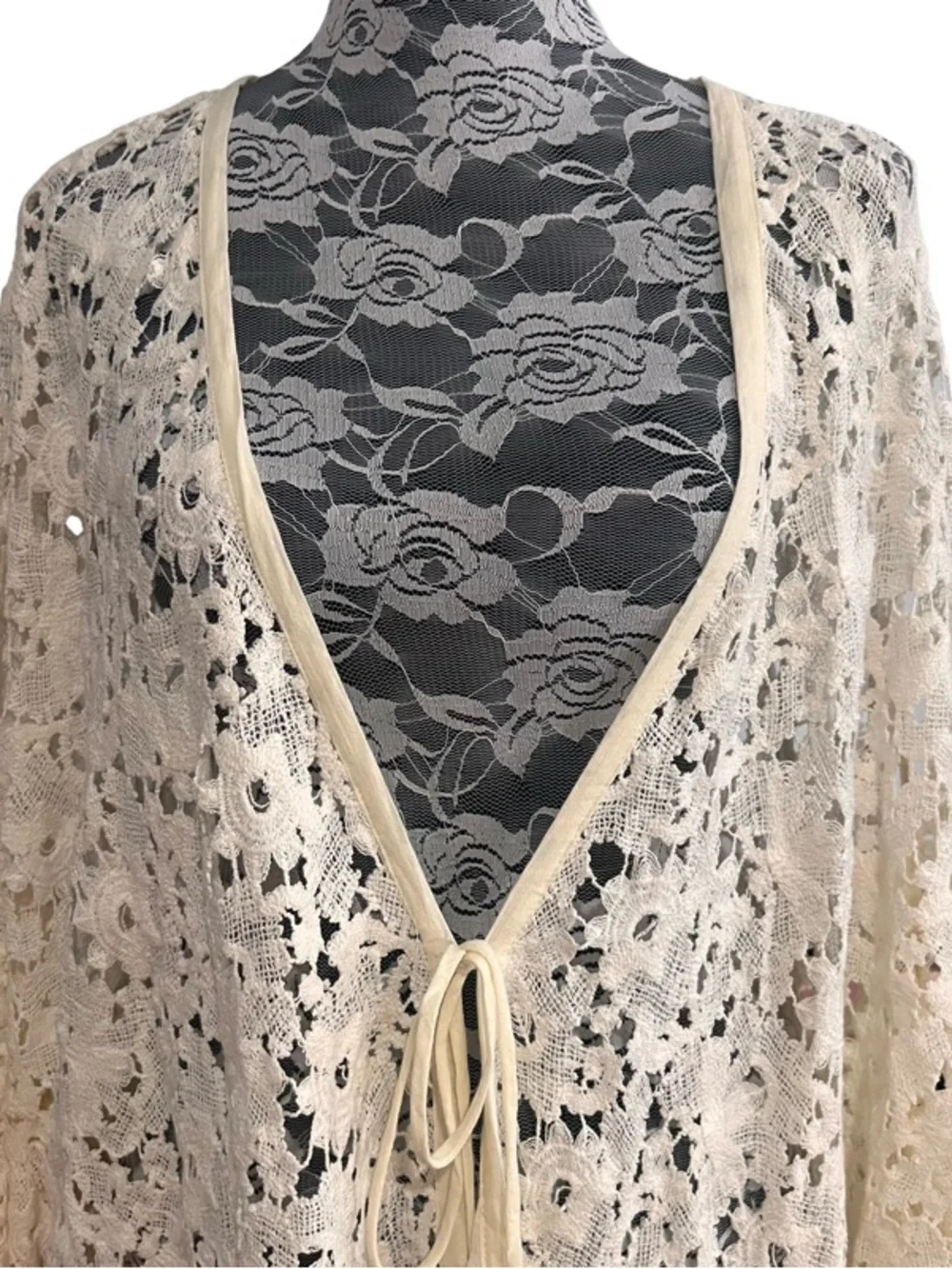 Free People (intimates) Cream Lace Open-Front Kimono Cardigan/ Robe Size M